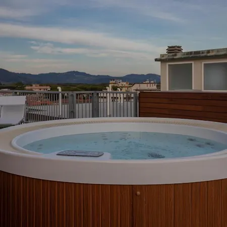 Beachfront Penthouse With Private Parking Camaiore