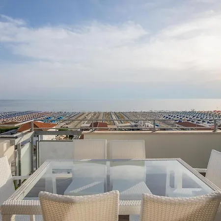 Beachfront Penthouse With Private Parking Appartement Camaiore