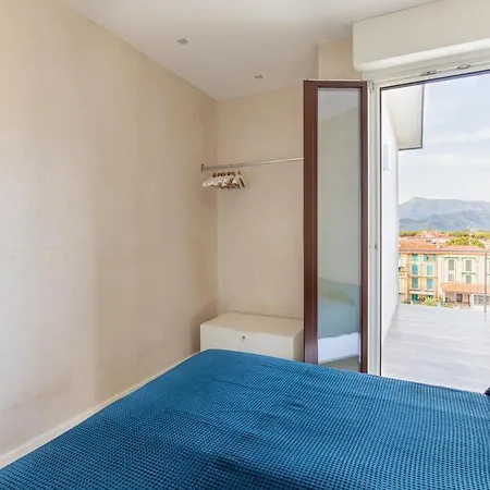 Beachfront Penthouse With Private Parking Appartement Camaiore
