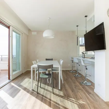Appartement Beachfront Penthouse With Private Parking *