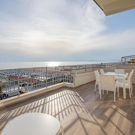 Beachfront Penthouse With Private Parking Daire Camaiore