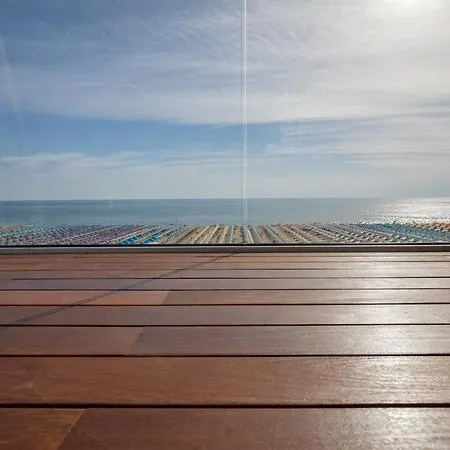 Beachfront Penthouse With Private Parking Appartement Camaiore