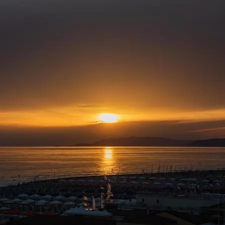 Daire Beachfront Penthouse With Private Parking *