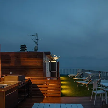 Beachfront Penthouse With Private Parking Daire Camaiore
