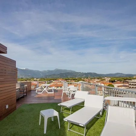 Beachfront Penthouse With Private Parking Camaiore