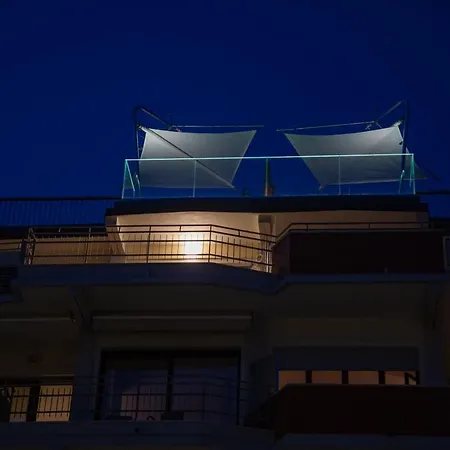 Beachfront Penthouse With Private Parking Daire Camaiore