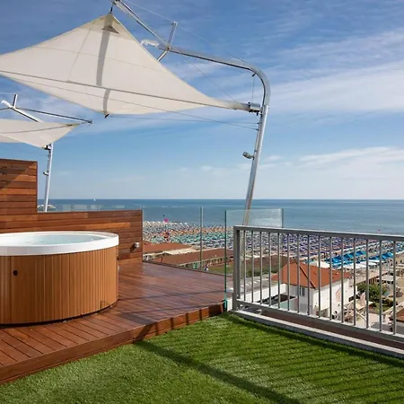Beachfront Penthouse With Private Parking Appartement Camaiore