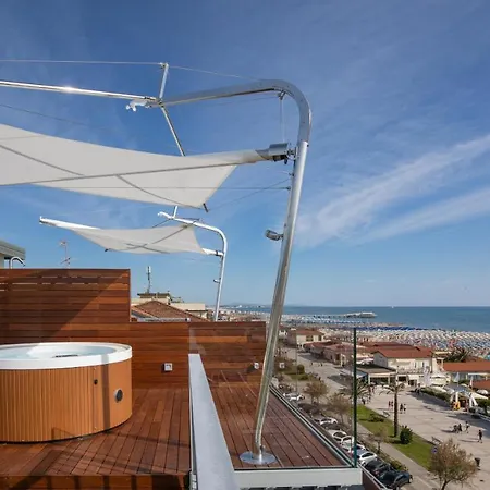 Beachfront Penthouse With Private Parking Camaiore