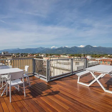 Beachfront Penthouse With Private Parking شقة