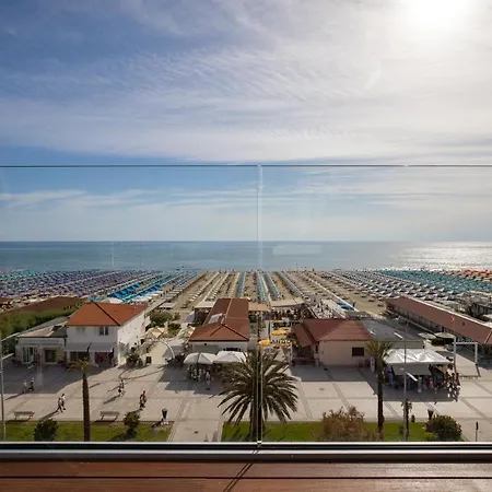 Beachfront Penthouse With Private Parking شقة كامايوري