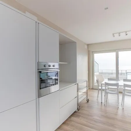 Beachfront Penthouse With Private Parking شقة كامايوري