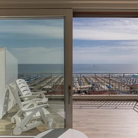 Apartment Beachfront Penthouse With Private Parking Camaiore