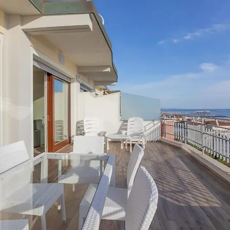 Beachfront Penthouse With Private Parking * كامايوري
