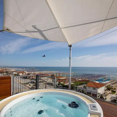 شقة Beachfront Penthouse With Private Parking