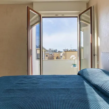 شقة Beachfront Penthouse With Private Parking