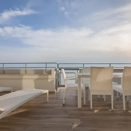 شقة Beachfront Penthouse With Private Parking *
