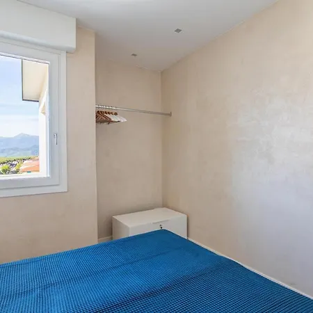 Beachfront Penthouse With Private Parking شقة