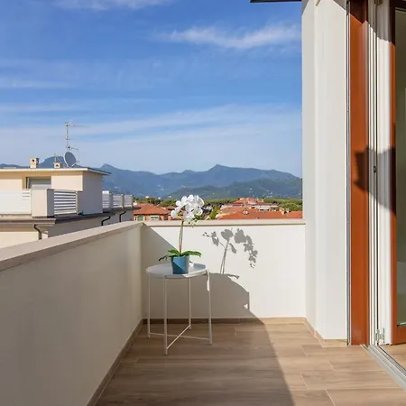 Beachfront Penthouse With Private Parking Camaiore