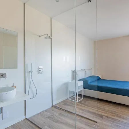 Beachfront Penthouse With Private Parking كامايوري