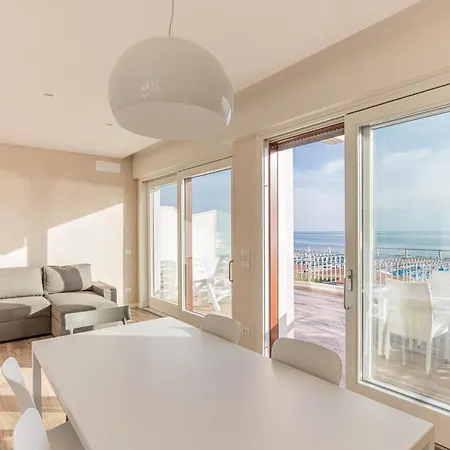 Beachfront Penthouse With Private Parking شقة كامايوري