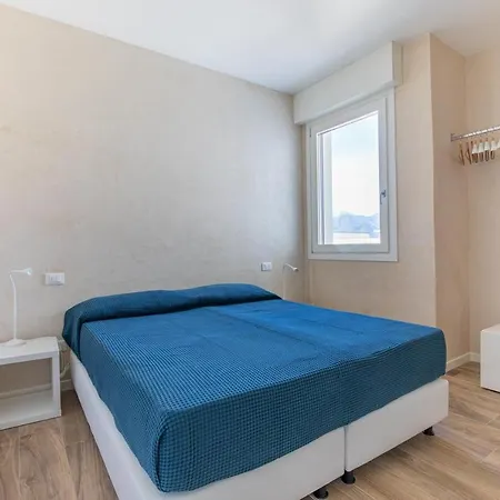 Beachfront Penthouse With Private Parking شقة كامايوري