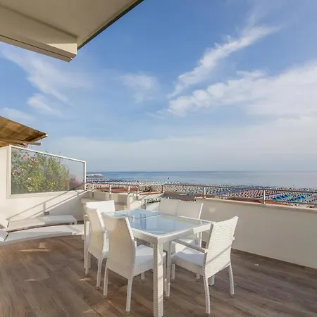 شقة Beachfront Penthouse With Private Parking