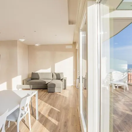 Beachfront Penthouse With Private Parking شقة