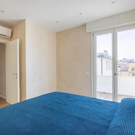 Beachfront Penthouse With Private Parking شقة