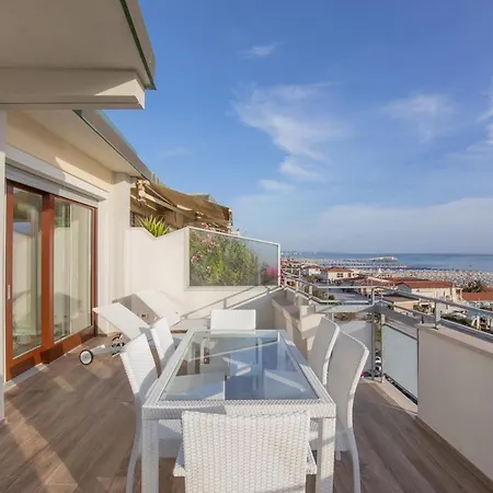 شقة Beachfront Penthouse With Private Parking *