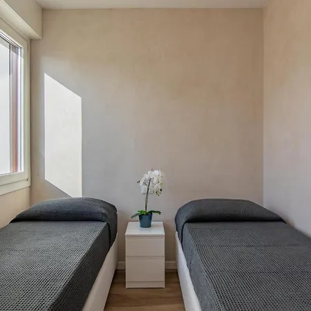 Beachfront Penthouse With Private Parking شقة كامايوري
