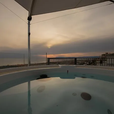 Beachfront Penthouse With Private Parking شقة