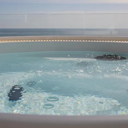 Beachfront Penthouse With Private Parking شقة